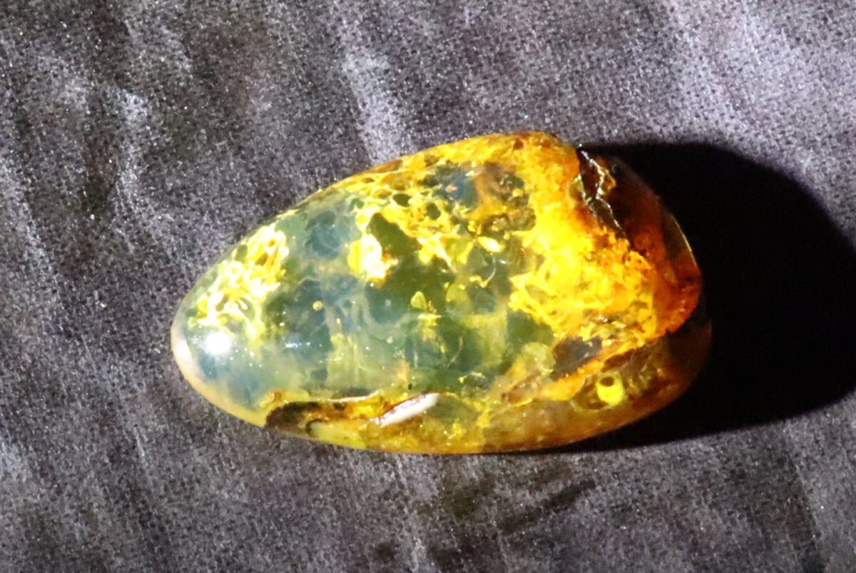 Beautiful Natural Dominican Translucent Cognac Green Amber Polished Stone 21mm – photo 4