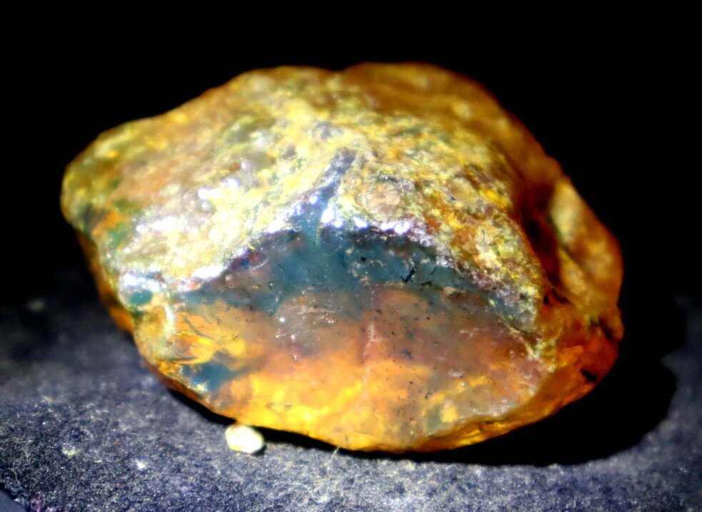 Charming Natural Dominican Clear Yellow Blue Amber Rough Specimen 41mm 18.2grams – photo 7